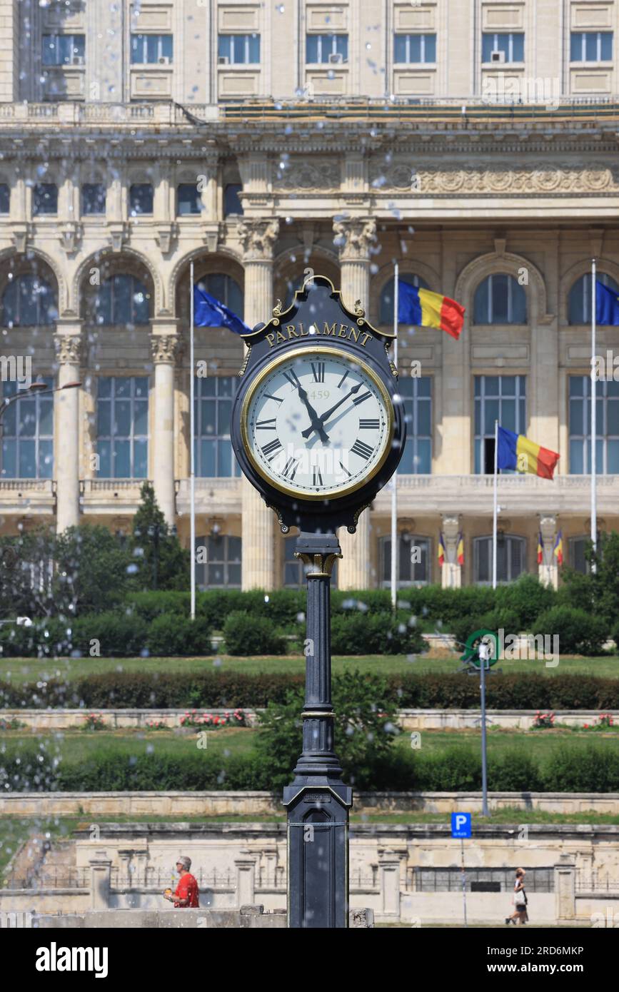 Il Palazzo del Parlamento, o eredità popolare, e costruito dal dittatore rumeno Nicolae Ceausescu, in cima al Boulevard Unirii, Bucarest. Foto Stock