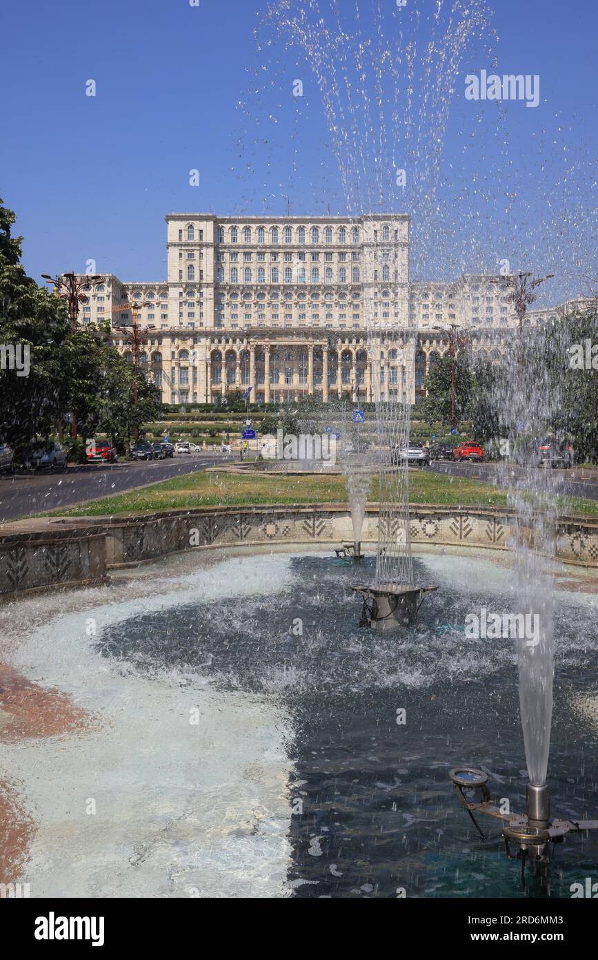 Il Palazzo del Parlamento, o eredità popolare, e costruito dal odioso dittatore rumeno Nicolae Ceausescu, a Bucarest. Foto Stock