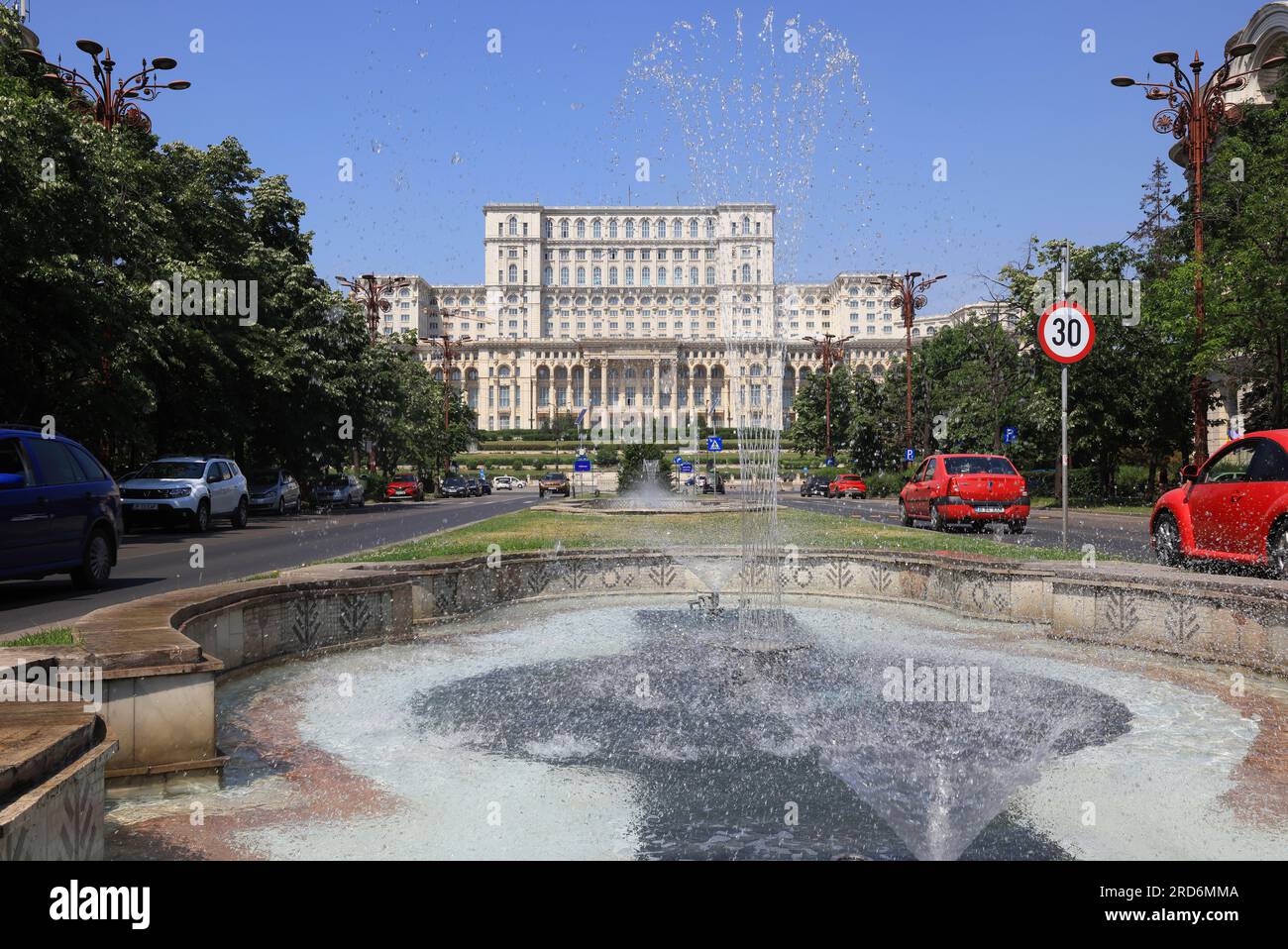 Il Palazzo del Parlamento, o eredità popolare, e costruito dal odioso dittatore rumeno Nicolae Ceausescu, a Bucarest. Foto Stock