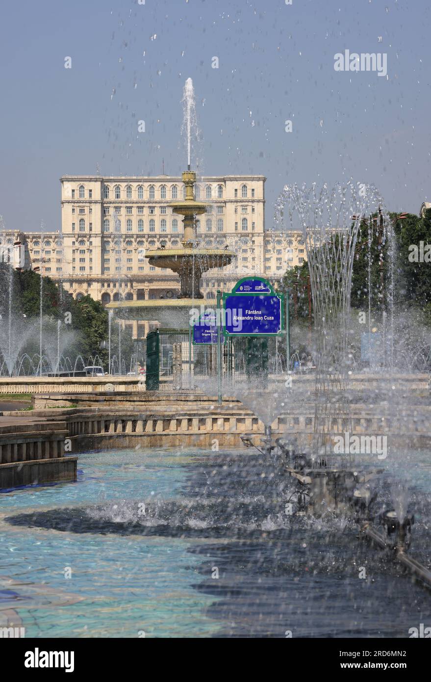 Il Palazzo del Parlamento, o eredità popolare, e costruito dal odioso dittatore rumeno Nicolae Ceausescu, a Bucarest. Foto Stock