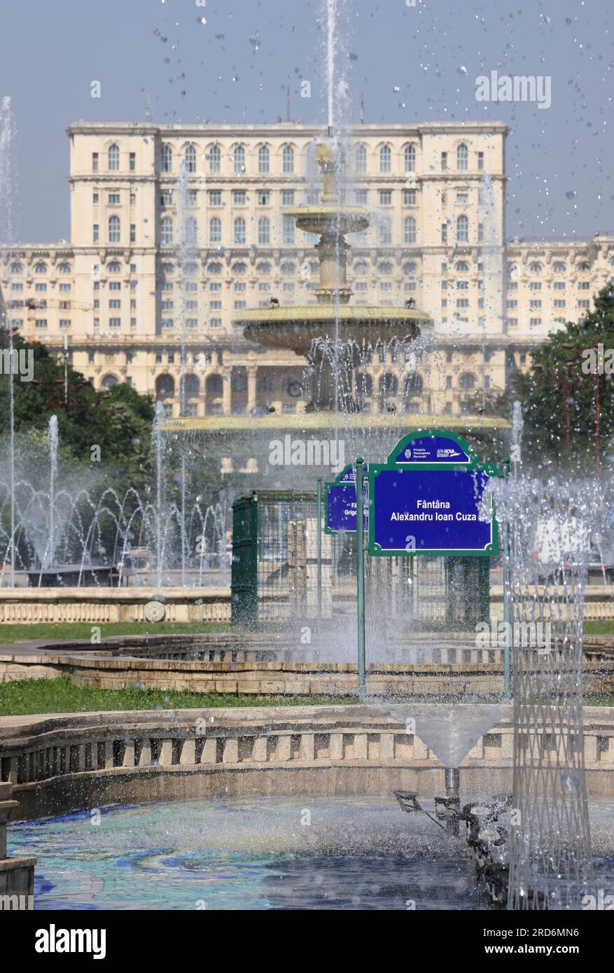 Il Palazzo del Parlamento, o eredità popolare, e costruito dal odioso dittatore rumeno Nicolae Ceausescu, a Bucarest. Foto Stock