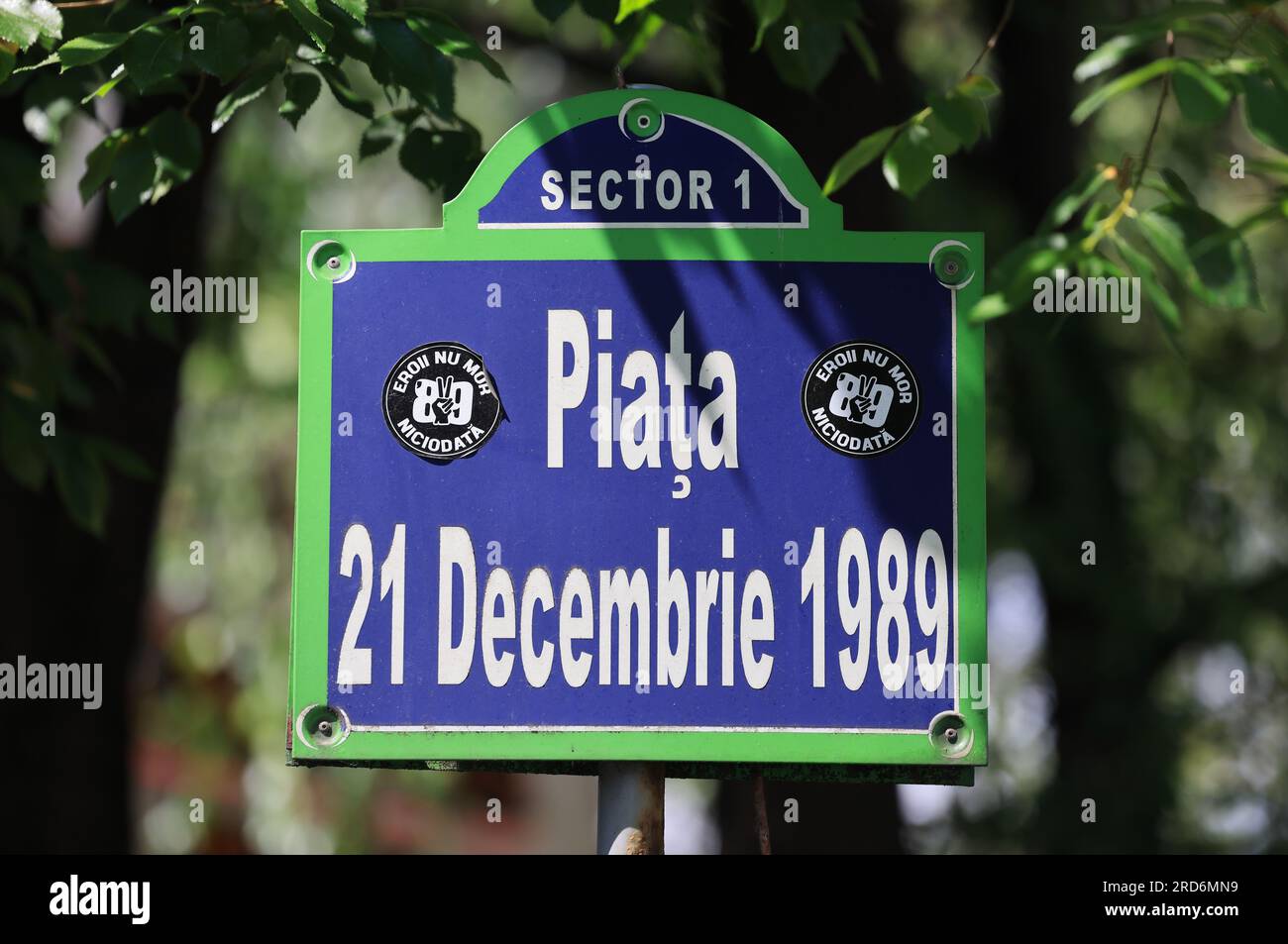 Cartello stradale per Piata 21 dicembre 1989, il giorno della rivoluzione, a Bucarest, Romania Foto Stock