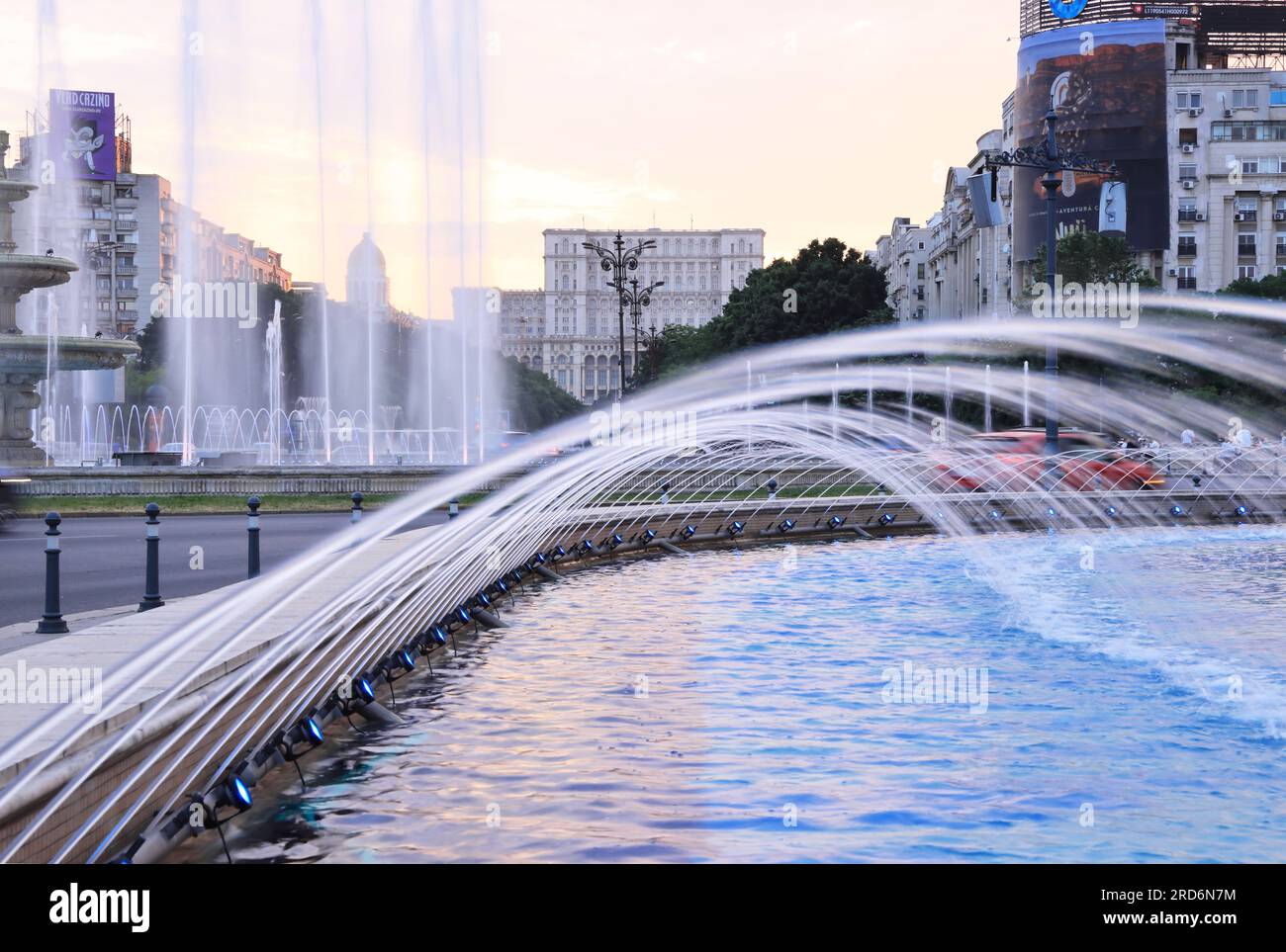 Crepuscolo sulle graziose fontane di Unirii Boulevard, che conducono al Parlamento del popolo, a Bucarest, in Romania Foto Stock