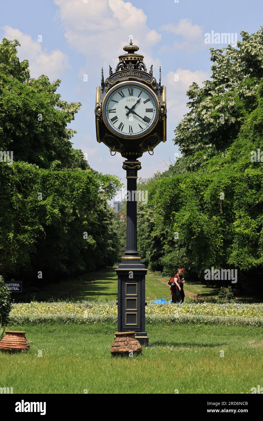 Giardini Cismigiu, vasti giardini in stile inglese che circondano un lago nautico e il parco più antico e grande di Bucarest, Romania Foto Stock