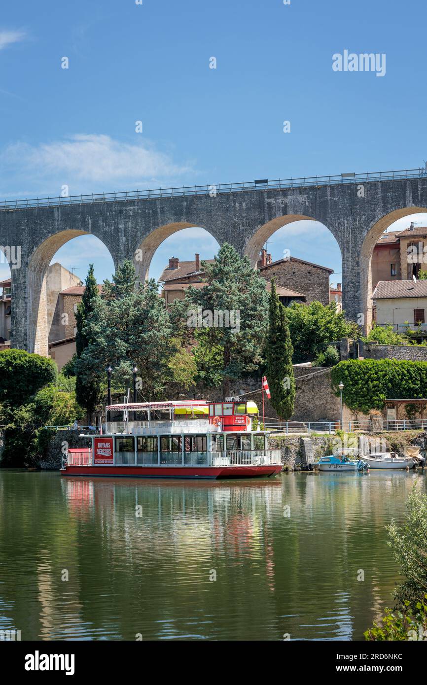 Crociera sul fiume e acquedotto a Saint-Nazaire-en-Royans Drome Auvergne-Rodano-Alpi Francia Foto Stock