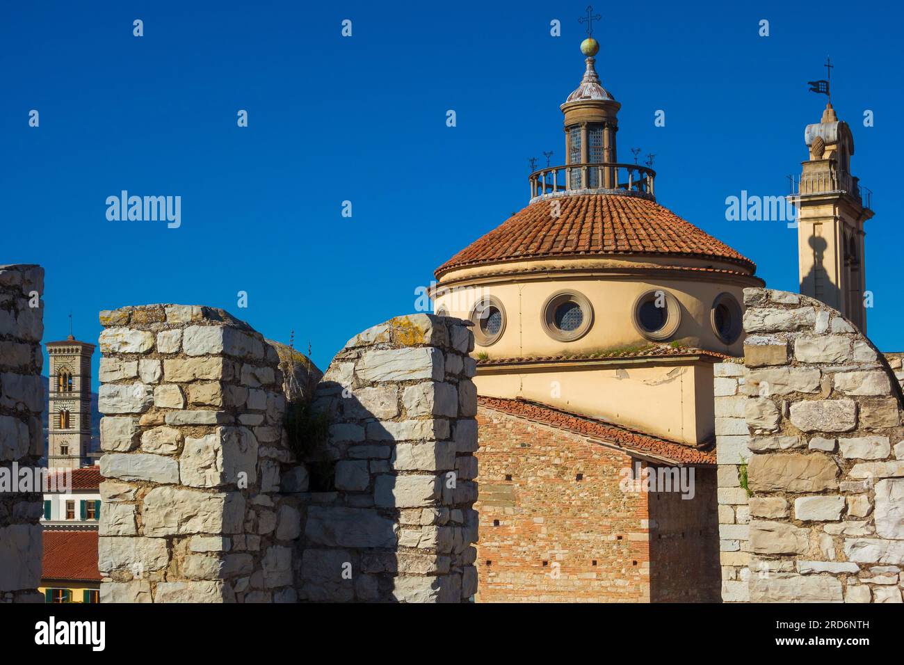 Vista del centro storico di Prato, il vecchio skyline, una bellissima piccola città nel nord-est della Toscana Foto Stock