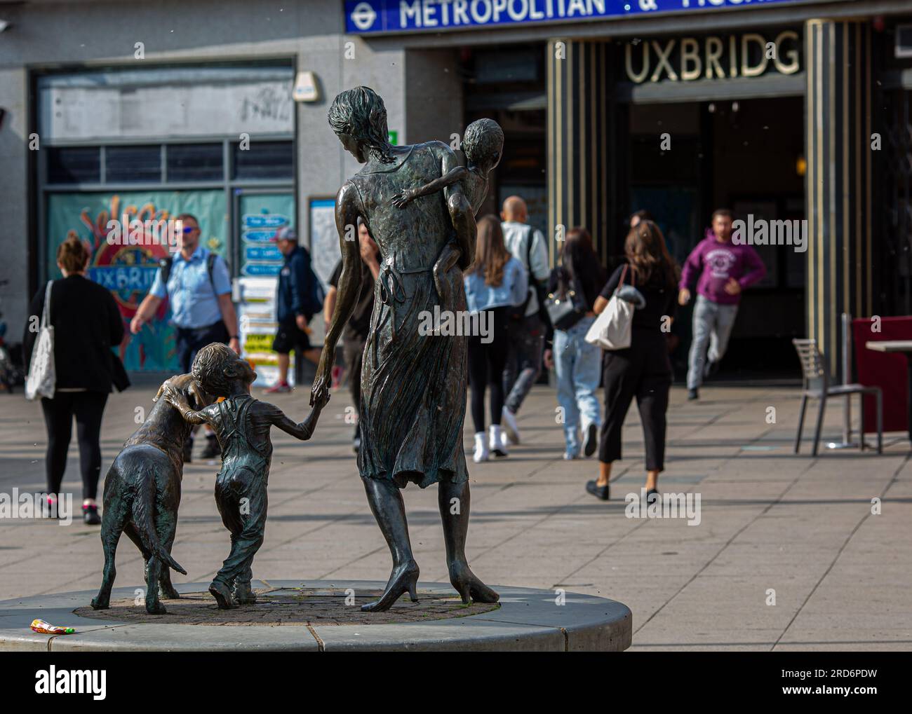 Uxbridge, Regno Unito. 18 luglio 2023. Due giorni prima delle elezioni politiche suppletive, i residenti passano davanti all'opera d'arte intitolata "anticipazione" di Anita Lafford fuori dalla stazione della metropolitana di Uxbridge, il 18 luglio 2023, a Londra, Inghilterra. Il collegio di Uxbridge and South Ruislip è uno dei tre seggi elettorali locali che si tengono lo stesso giorno, ma Uxbridge è stato rappresentato in parlamento dall'ex primo ministro conservatore Boris Johnson per otto anni prima di dimettersi da deputato. Sarà contestato da 17 candidati il 20 luglio. Crediti: horst friedrichs/Alamy Live News Foto Stock