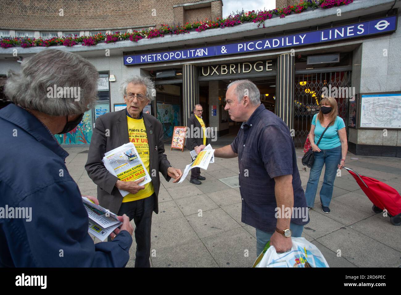 Uxbridge, Regno Unito. 18 luglio 2023. Due giorni prima delle elezioni politiche suppletive, Piers Corbyn, candidato alle elezioni suppletive per Uxbridge e South Ruislip fuori dalla stazione della metropolitana di Uxbridge, il 18 luglio 2023, a Londra, in Inghilterra. Il collegio di Uxbridge and South Ruislip è una delle tre elezioni suppletive locali che si sono tenute lo stesso giorno, ma Uxbridge è stato rappresentato in parlamento dall'ex primo ministro conservatore Boris Johnson per otto anni prima di dimettersi da deputato. Il 20 luglio sarà contestato da 17 candidati. Crediti: horst friedrichs/Alamy Live News Foto Stock