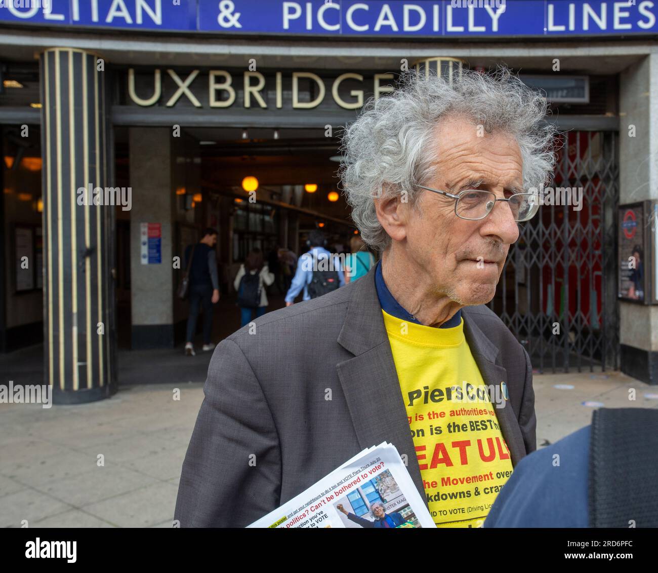 Uxbridge, Regno Unito. 18 luglio 2023. Due giorni prima delle elezioni politiche suppletive, Piers Corbyn, candidato alle elezioni suppletive per Uxbridge e South Ruislip fuori dalla stazione della metropolitana di Uxbridge, il 18 luglio 2023, a Londra, in Inghilterra. Il collegio di Uxbridge and South Ruislip è una delle tre elezioni suppletive locali che si sono tenute lo stesso giorno, ma Uxbridge è stato rappresentato in parlamento dall'ex primo ministro conservatore Boris Johnson per otto anni prima di dimettersi da deputato. Il 20 luglio sarà contestato da 17 candidati. Crediti: horst friedrichs/Alamy Live News Foto Stock
