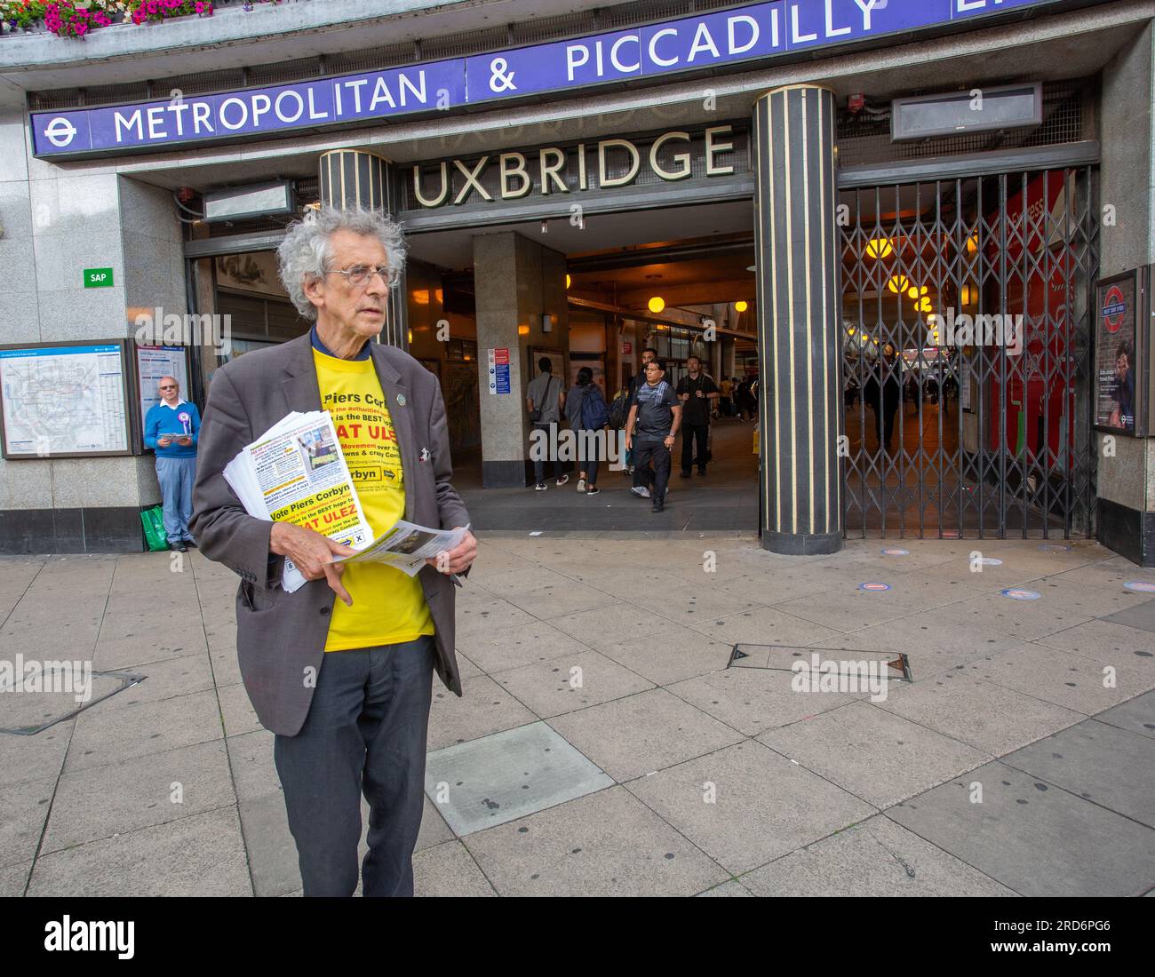 Uxbridge, Regno Unito. 18 luglio 2023. Due giorni prima delle elezioni politiche suppletive, Piers Corbyn, candidato alle elezioni suppletive per Uxbridge e South Ruislip fuori dalla stazione della metropolitana di Uxbridge, il 18 luglio 2023, a Londra, in Inghilterra. Il collegio di Uxbridge and South Ruislip è una delle tre elezioni suppletive locali che si sono tenute lo stesso giorno, ma Uxbridge è stato rappresentato in parlamento dall'ex primo ministro conservatore Boris Johnson per otto anni prima di dimettersi da deputato. Il 20 luglio sarà contestato da 17 candidati. Crediti: horst friedrichs/Alamy Live News Foto Stock