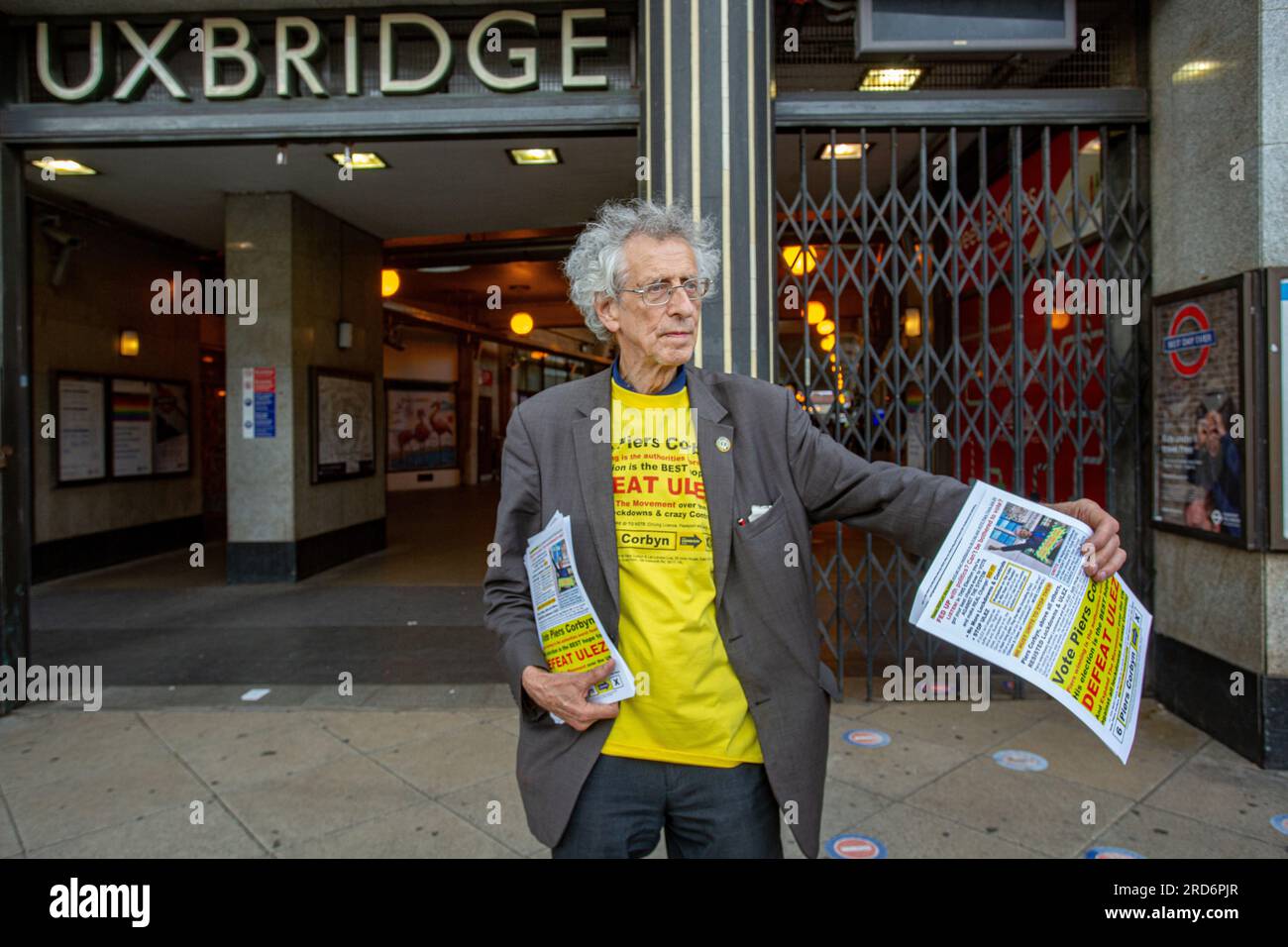 Uxbridge, Regno Unito. 18 luglio 2023. Due giorni prima delle elezioni politiche suppletive, Piers Corbyn, candidato alle elezioni suppletive per Uxbridge e South Ruislip fuori dalla stazione della metropolitana di Uxbridge, il 18 luglio 2023, a Londra, in Inghilterra. Il collegio di Uxbridge and South Ruislip è una delle tre elezioni suppletive locali che si sono tenute lo stesso giorno, ma Uxbridge è stato rappresentato in parlamento dall'ex primo ministro conservatore Boris Johnson per otto anni prima di dimettersi da deputato. Il 20 luglio sarà contestato da 17 candidati. Crediti: horst friedrichs/Alamy Live News Foto Stock