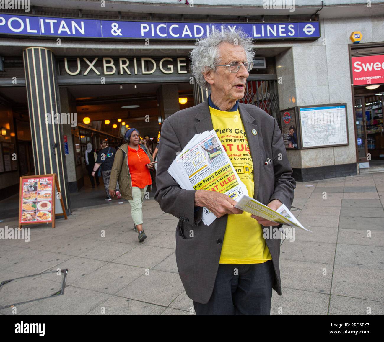 Uxbridge, Regno Unito. 18 luglio 2023. Due giorni prima delle elezioni politiche suppletive, Piers Corbyn, candidato alle elezioni suppletive per Uxbridge e South Ruislip fuori dalla stazione della metropolitana di Uxbridge, il 18 luglio 2023, a Londra, in Inghilterra. Il collegio di Uxbridge and South Ruislip è una delle tre elezioni suppletive locali che si sono tenute lo stesso giorno, ma Uxbridge è stato rappresentato in parlamento dall'ex primo ministro conservatore Boris Johnson per otto anni prima di dimettersi da deputato. Il 20 luglio sarà contestato da 17 candidati. Crediti: horst friedrichs/Alamy Live News Foto Stock
