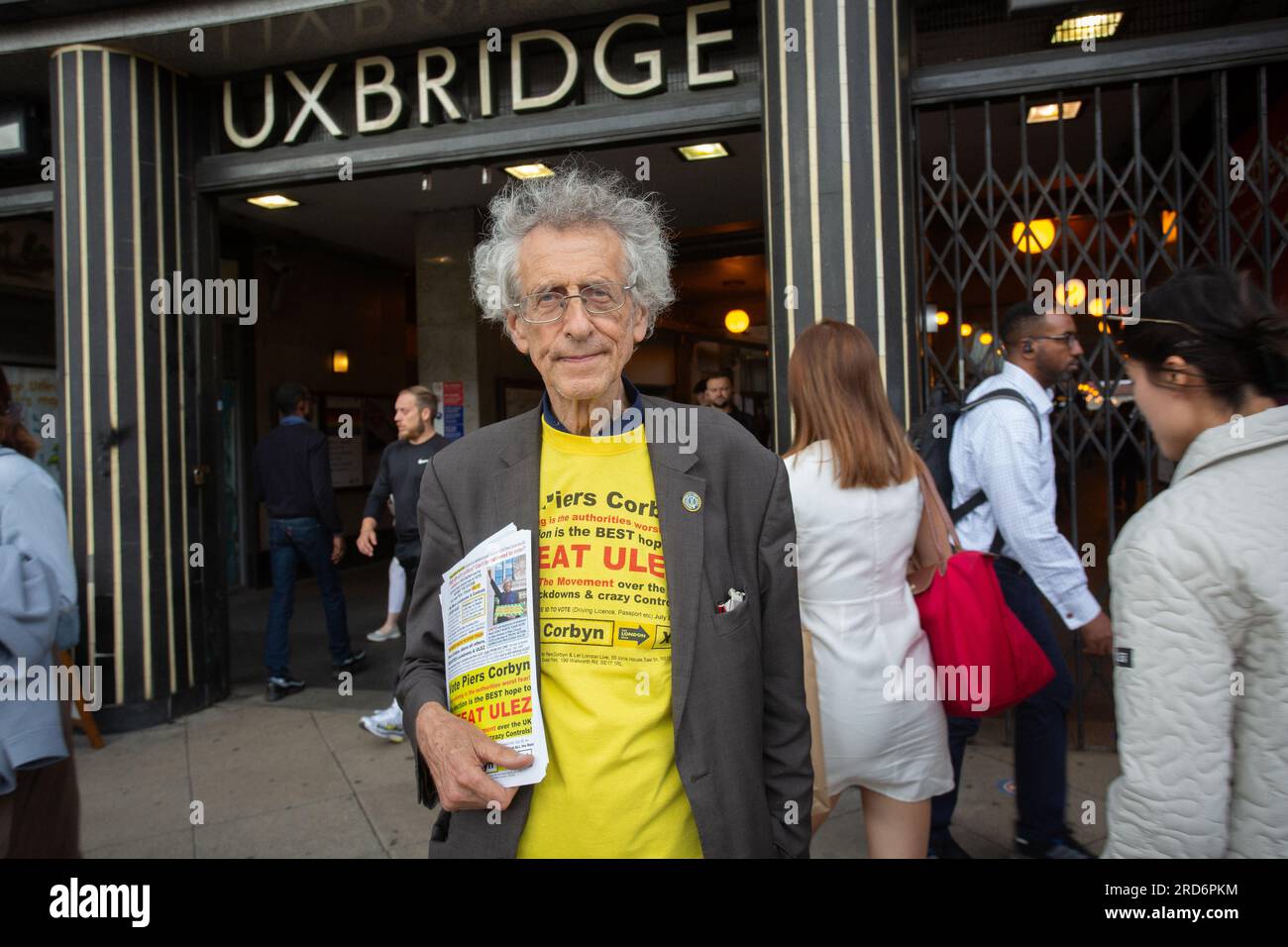 Uxbridge, Regno Unito. 18 luglio 2023. Due giorni prima delle elezioni politiche suppletive, Piers Corbyn, candidato alle elezioni suppletive per Uxbridge e South Ruislip fuori dalla stazione della metropolitana di Uxbridge, il 18 luglio 2023, a Londra, in Inghilterra. Il collegio di Uxbridge and South Ruislip è una delle tre elezioni suppletive locali che si sono tenute lo stesso giorno, ma Uxbridge è stato rappresentato in parlamento dall'ex primo ministro conservatore Boris Johnson per otto anni prima di dimettersi da deputato. Il 20 luglio sarà contestato da 17 candidati. Crediti: horst friedrichs/Alamy Live News Foto Stock