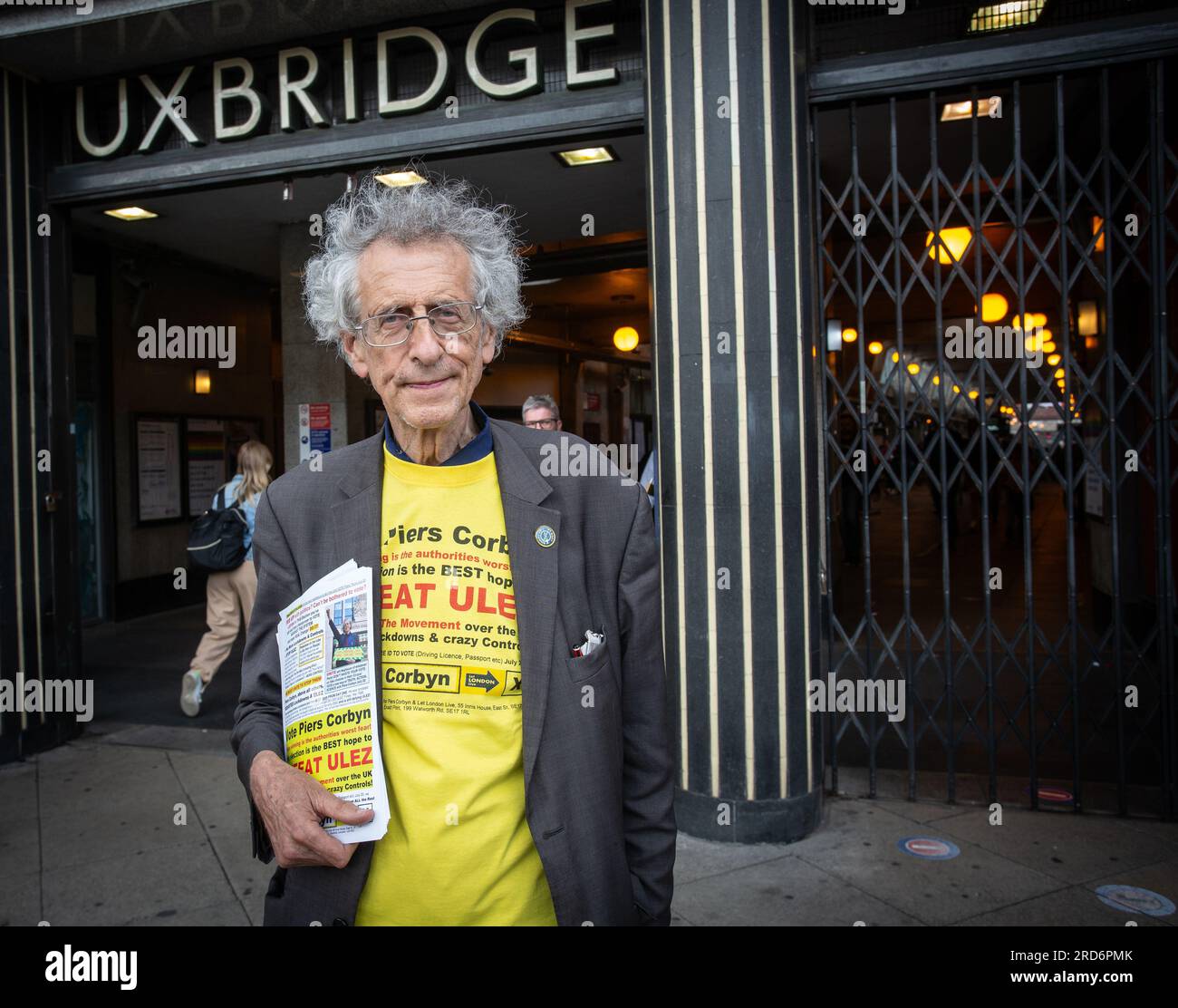 Uxbridge, Regno Unito. 18 luglio 2023. Due giorni prima delle elezioni politiche suppletive, Piers Corbyn, candidato alle elezioni suppletive per Uxbridge e South Ruislip fuori dalla stazione della metropolitana di Uxbridge, il 18 luglio 2023, a Londra, in Inghilterra. Il collegio di Uxbridge and South Ruislip è una delle tre elezioni suppletive locali che si sono tenute lo stesso giorno, ma Uxbridge è stato rappresentato in parlamento dall'ex primo ministro conservatore Boris Johnson per otto anni prima di dimettersi da deputato. Il 20 luglio sarà contestato da 17 candidati. Crediti: horst friedrichs/Alamy Live News Foto Stock