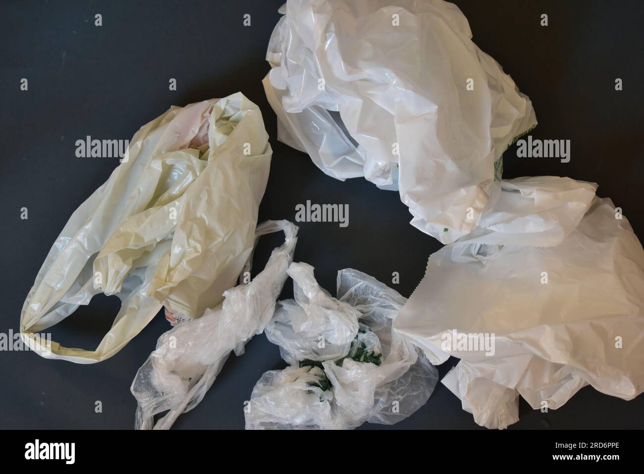 i sacchetti di plastica sgualciti riprendono il concetto di problemi ambientali in studio Foto Stock