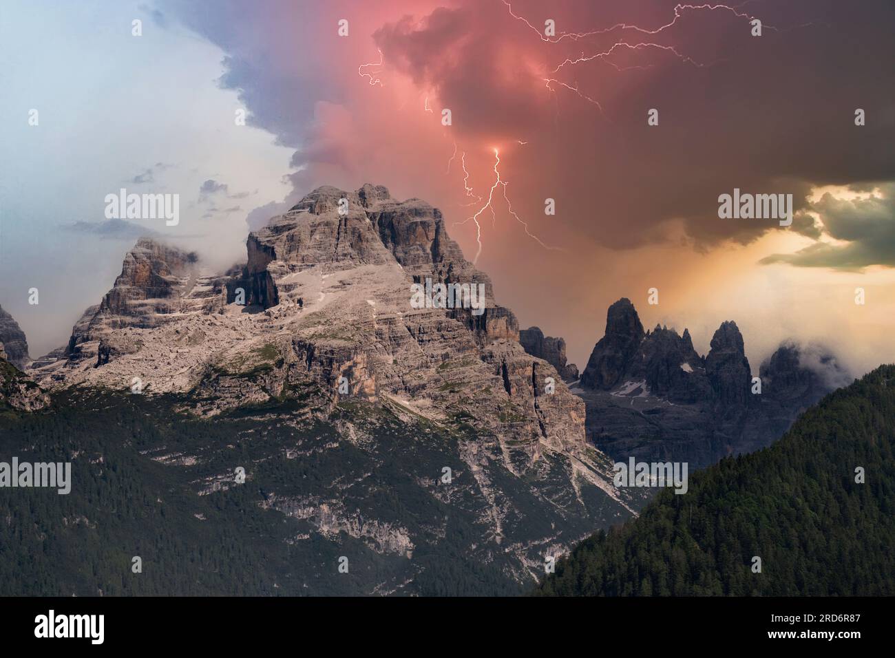 cima tosa le Alpi Retiche meridionali durante un temporale Foto Stock