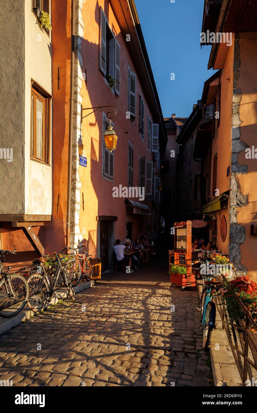 Centro storico di Annecy al crepuscolo Haute-Savoie Auvergne-Rodano-Alpi Francia Foto Stock