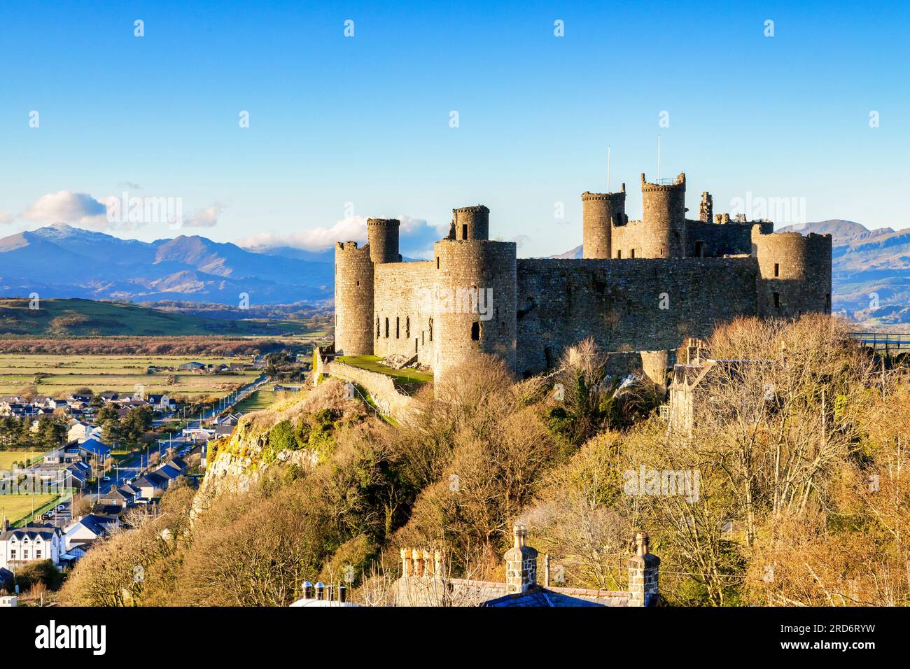 14 aprile 2023: Harlech, Gwynedd, Galles - Castello di Harlech nella sua posizione dominante che domina la campagna circostante. Foto Stock