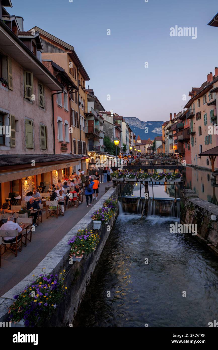 Ristoranti lungo il Canal le Thiou al crepuscolo, Annecy Haute-Savoie Auvergne-Rodano-Alpes Francia Foto Stock