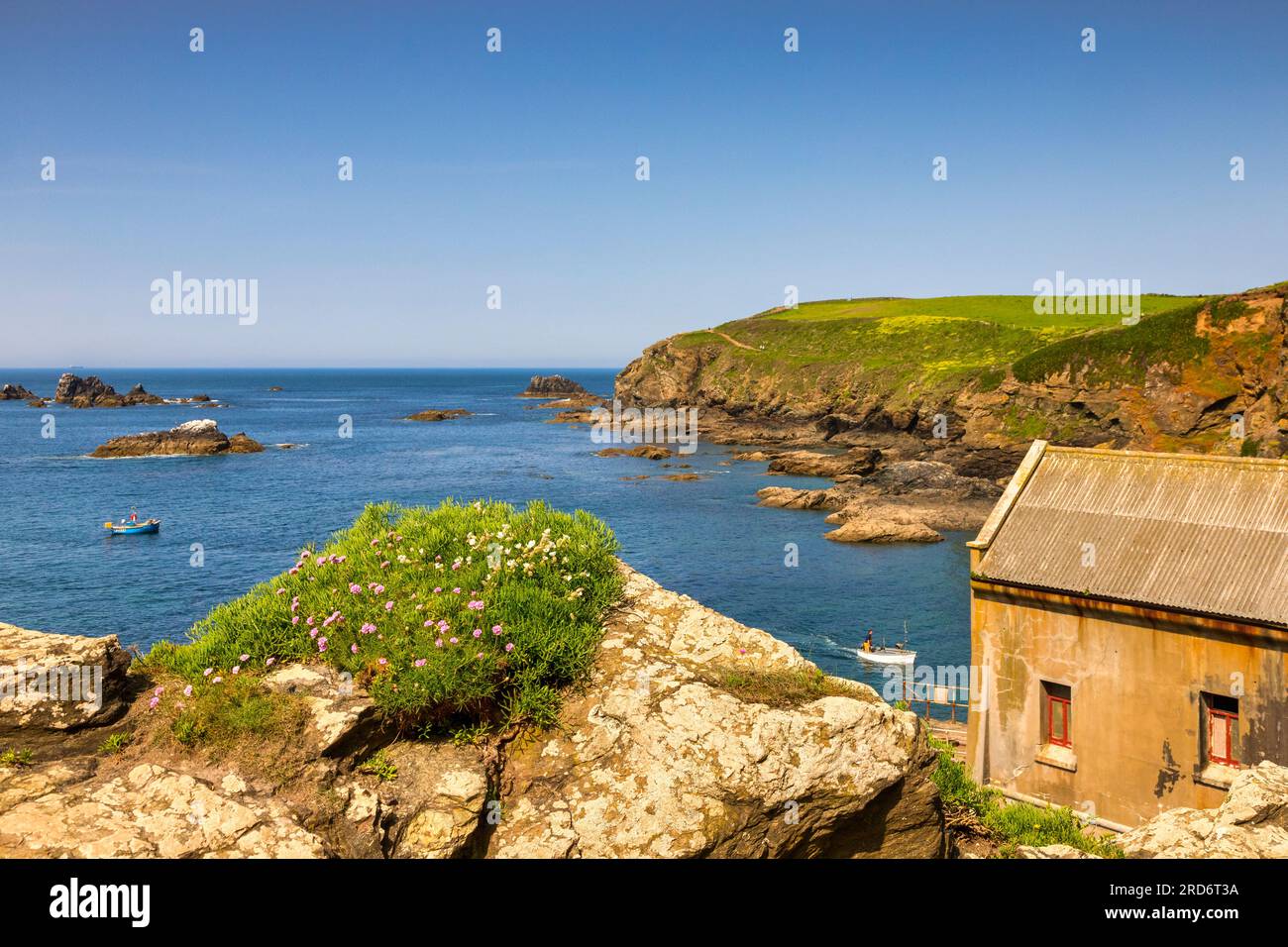 Il Lizard, il punto più meridionale della Gran Bretagna. Splendida e luminosa giornata di spionaggio, il South West Coast Path può essere visto sulla scogliera. Foto Stock