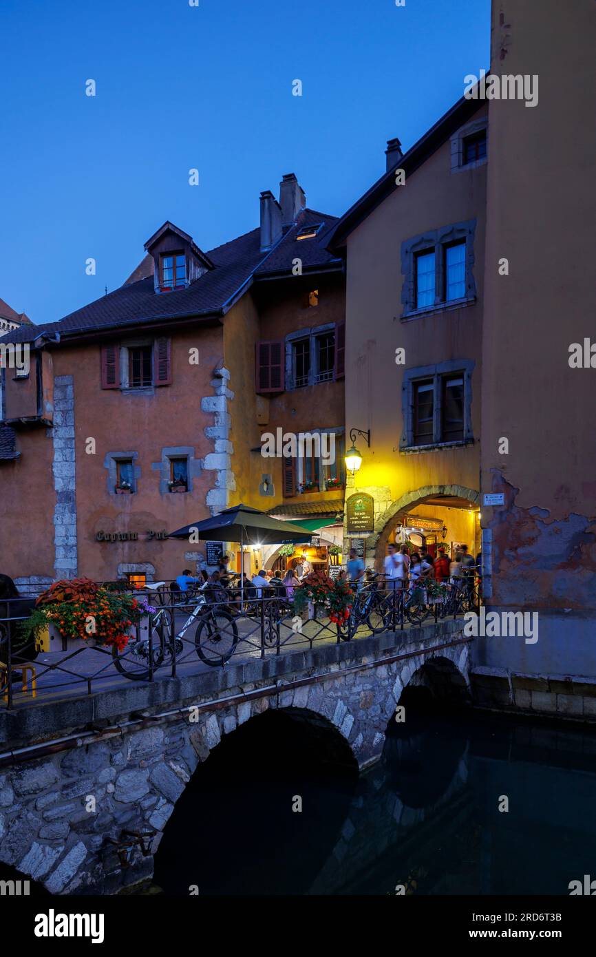 Centro storico di Annecy al crepuscolo Haute-Savoie Auvergne-Rodano-Alpi Francia Foto Stock