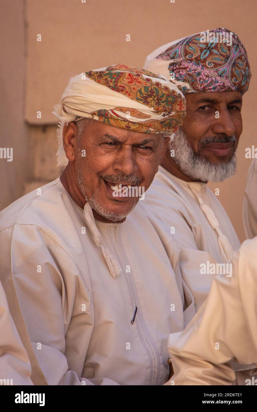 Ritratto di un uomo dell'Oman durante uno spettacolo culturale al forte di Nizwa in Oman Foto Stock