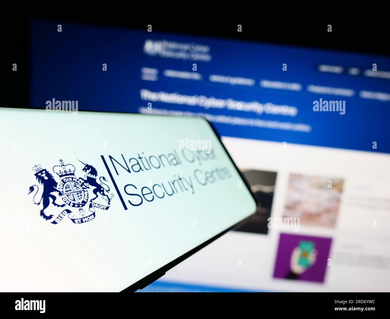 Smartphone con logo del British National Cyber Security Centre (NCSC) sullo schermo davanti al sito Web. Mettere a fuoco sul lato sinistro del display del telefono. Foto Stock