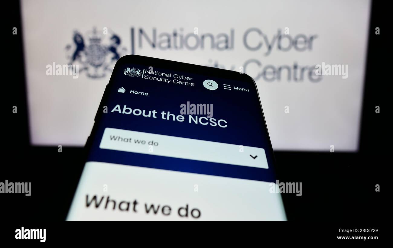 Telefono cellulare con pagina Web del National Cyber Security Centre (NCSC) del Regno Unito sullo schermo davanti al logo. Mettere a fuoco in alto a sinistra sul display del telefono. Foto Stock