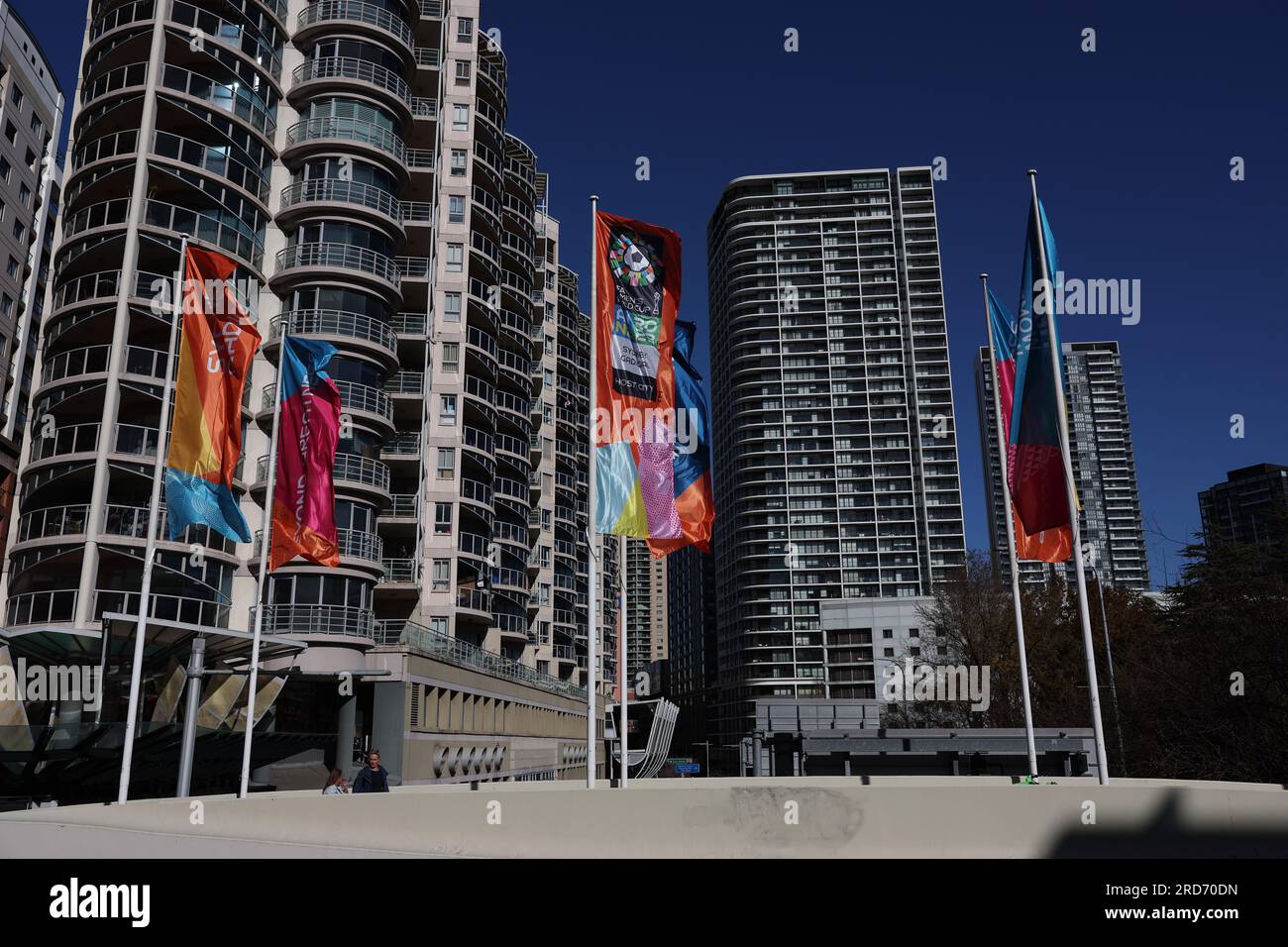 Sydney, Australia. 19 luglio 2023. Bandiere che pubblicizzano la Coppa del mondo femminile FIFA 2023 che inizia il 20 luglio, ospitata congiuntamente da Australia e nuova Zelanda. Credito: Isabel Infantes/Empics/Alamy Live News Foto Stock