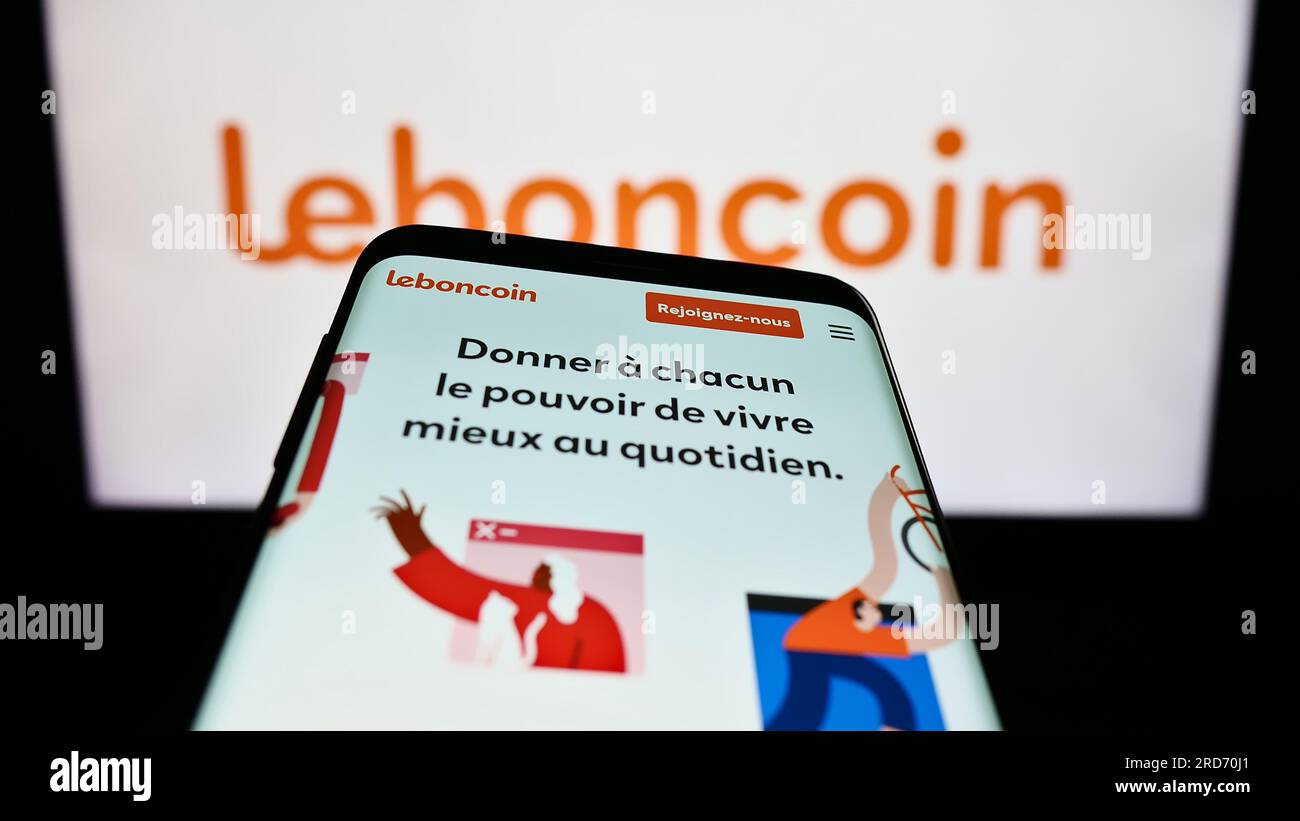 Smartphone con il sito Web dell'azienda francese Leboncoin di annunci classificati sullo schermo davanti al logo aziendale. Mettere a fuoco in alto a sinistra sul display del telefono. Foto Stock