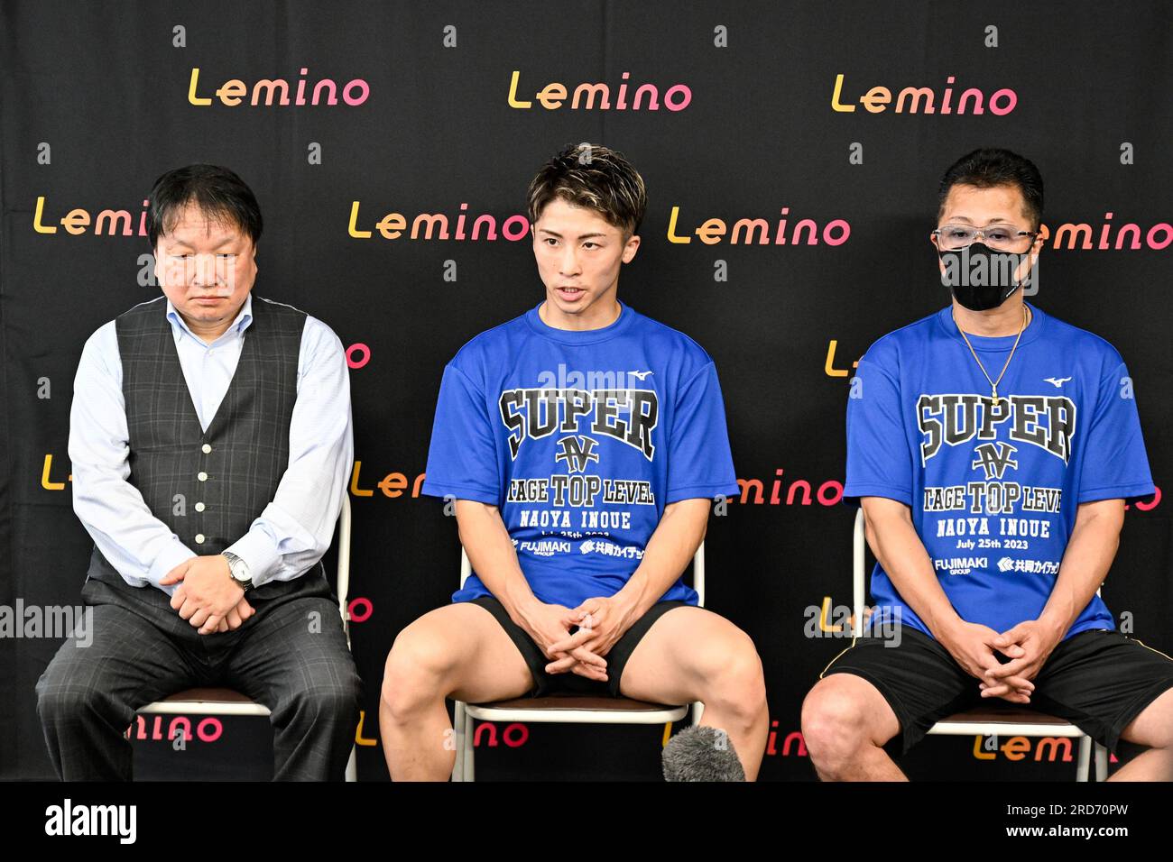 Naoya Inoue del Giappone, centro, parla con i media con il suo allenatore e padre Shingo Inoue, a destra, e il presidente della Ohhashi Boxing Gym Hideyuki Ohashi, ha lasciato, durante un allenamento pubblico alla Ohhashi Boxing Gym il 15 luglio 2023 a Yokohama. Kanagawa, Giappone. Il Challenger Inoue affronterà il campione WBC e WBO Stephen Fulton degli Stati Uniti il 25 luglio a Tokyo, in Giappone. Credito: Hiroaki finito Yamaguchi/AFLO/Alamy Live News Foto Stock