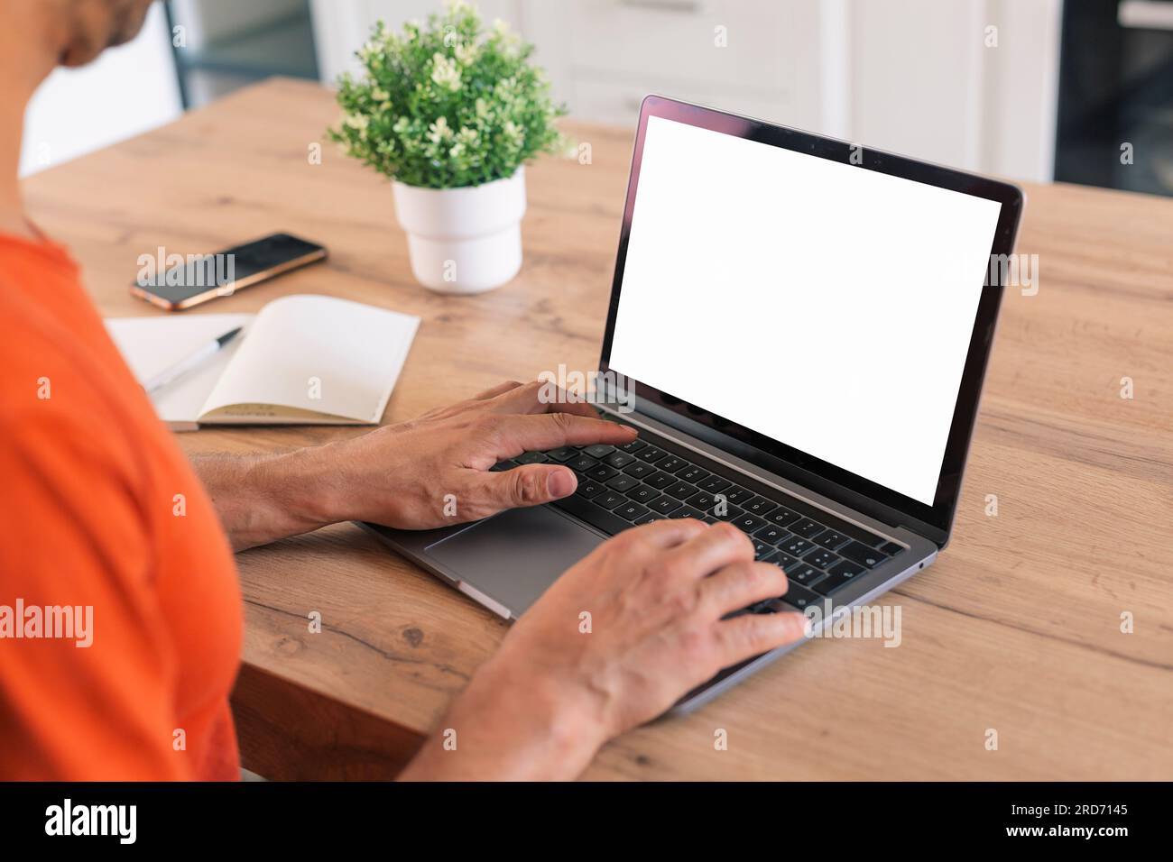 immagine mockup computer con schermo vuoto, telefono cellulare con sfondo bianco per testo pubblicitario, uomo che usa messaggi di testo da laptop ricerca di contatti mobili Foto Stock