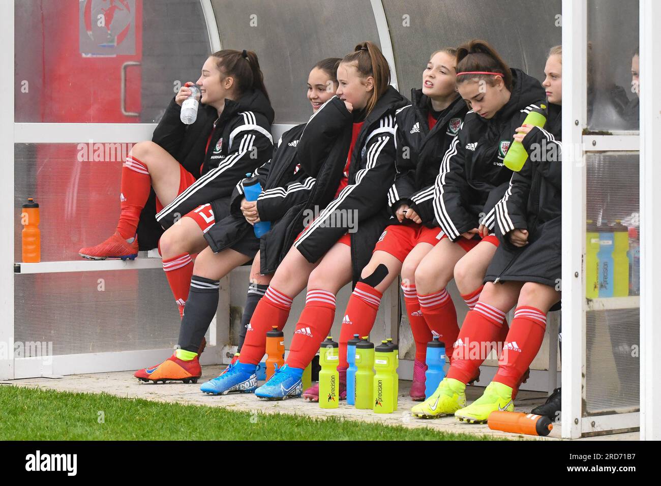 Newport, Galles. 23 ottobre 2019. Il Galles sostituisce la panchina prima dell'Under 15 Girls Friendly International match tra Galles e Scozia al Dragon Park di Newport, Galles, Regno Unito, il 23 ottobre 2019. Crediti: Duncan Thomas/Majestic Media. Foto Stock