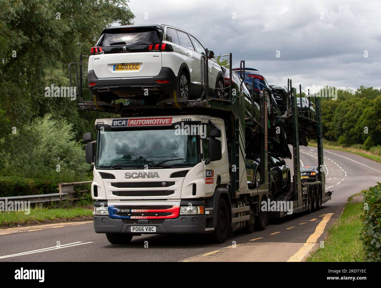 Milton Keynes, Regno Unito - 19 luglio 2023: 2017 Scania P410 che viaggia su una strada inglese Foto Stock