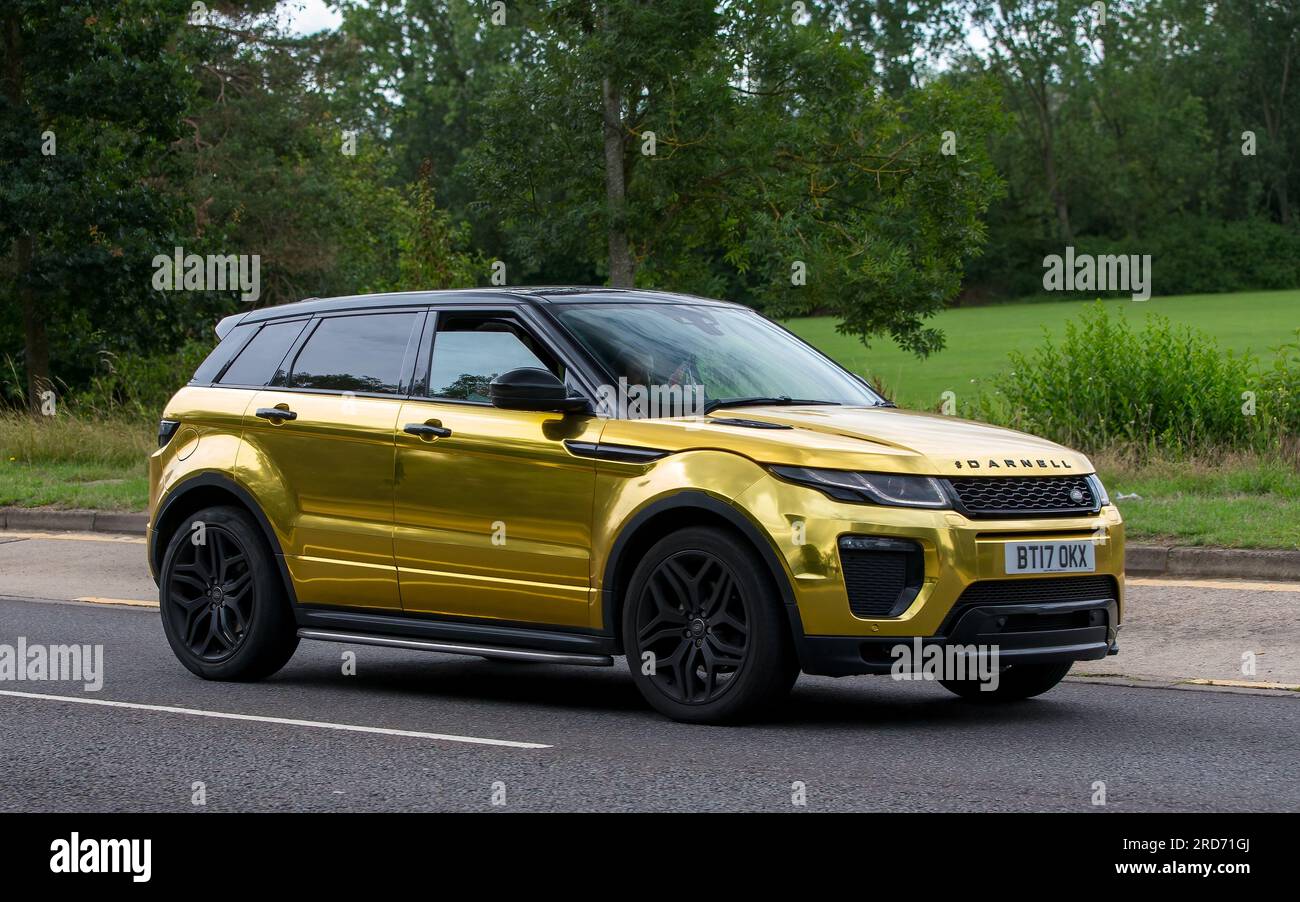Milton Keynes, Regno Unito - 19 luglio 2023: Range Rover Evoque con motore diesel 2017 rivestito in oro che viaggia su una strada inglese Foto Stock