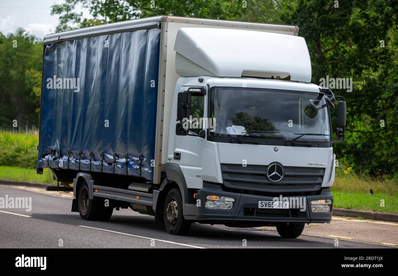Milton Keynes, Regno Unito - 19 luglio 2023: 2015 camion Mercedes a 2 assali con carrozzeria rigida che viaggia su una strada inglese Foto Stock