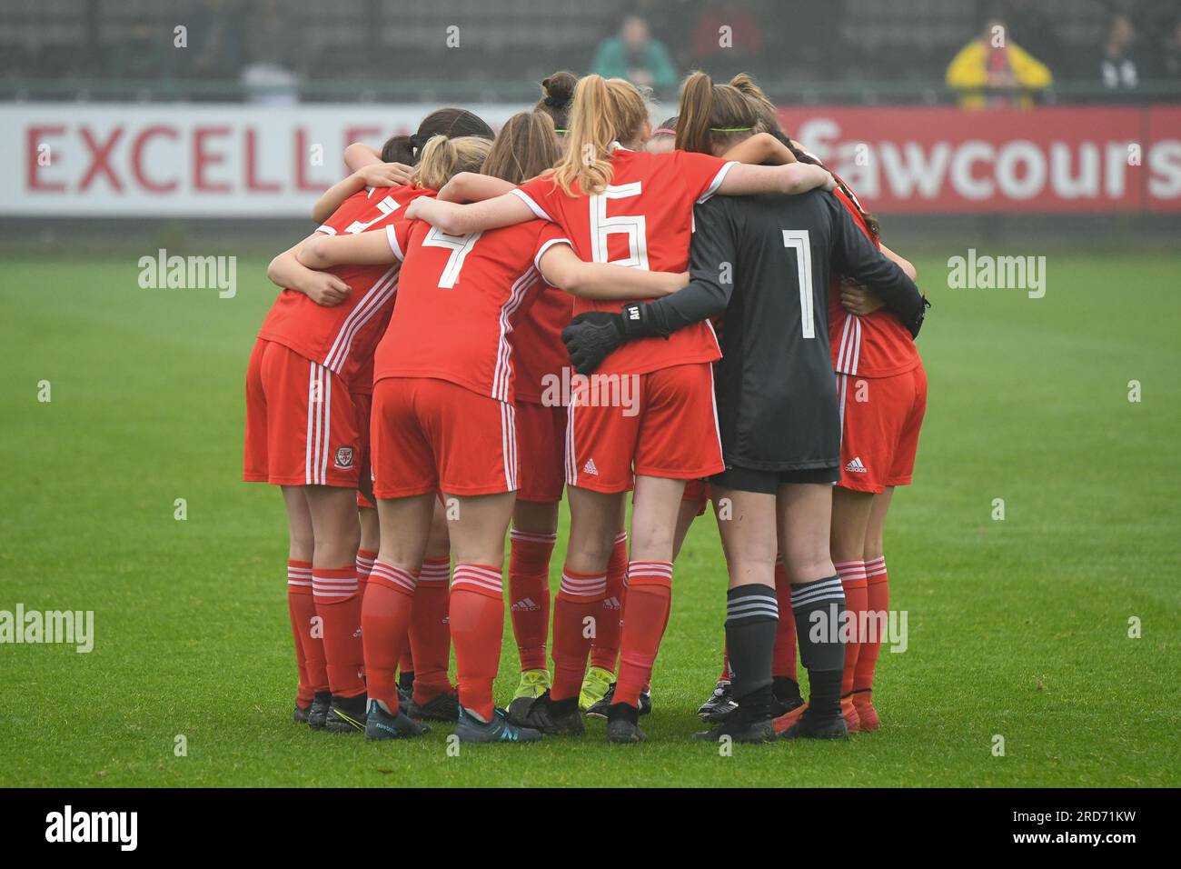 Newport, Galles. 23 ottobre 2019. La squadra del Galles in un huddle prima dell'Under 15 Girls Friendly International match tra Galles e Scozia al Dragon Park di Newport, Galles, Regno Unito, il 23 ottobre 2019. Crediti: Duncan Thomas/Majestic Media. Foto Stock