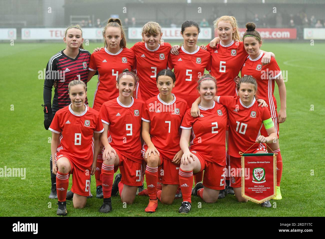 Newport, Galles. 23 ottobre 2019. La squadra gallese prima dell'Under 15 Girls Friendly International match tra Galles e Scozia al Dragon Park di Newport, Galles, Regno Unito, il 23 ottobre 2019. Crediti: Duncan Thomas/Majestic Media. Foto Stock