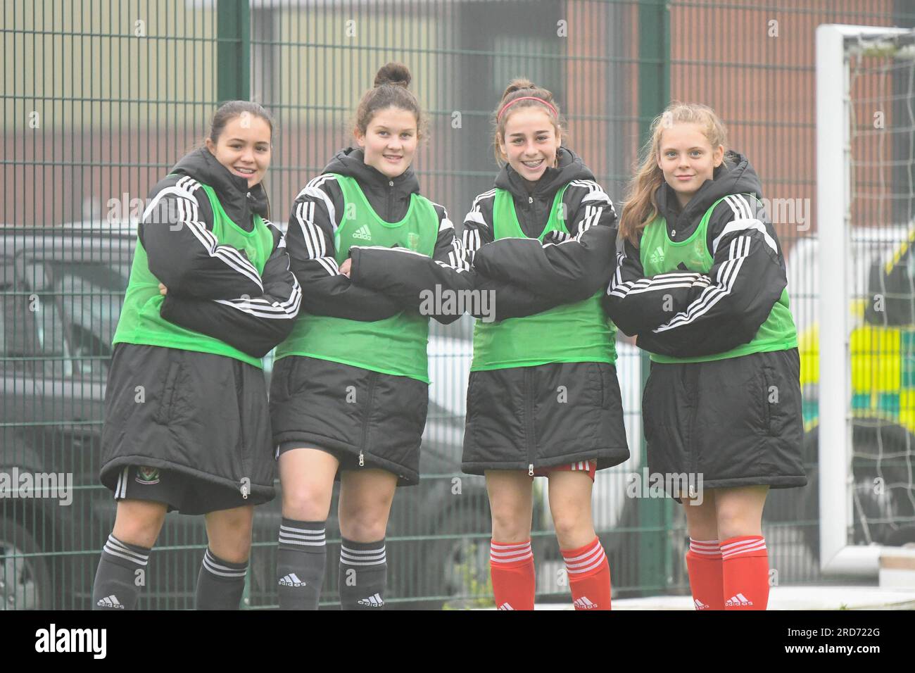 Newport, Galles. 23 ottobre 2019. Il Galles sostituisce la panchina durante l'Under 15 Girls Friendly International match tra Galles e Scozia al Dragon Park di Newport, Galles, Regno Unito, il 23 ottobre 2019. Crediti: Duncan Thomas/Majestic Media. Foto Stock
