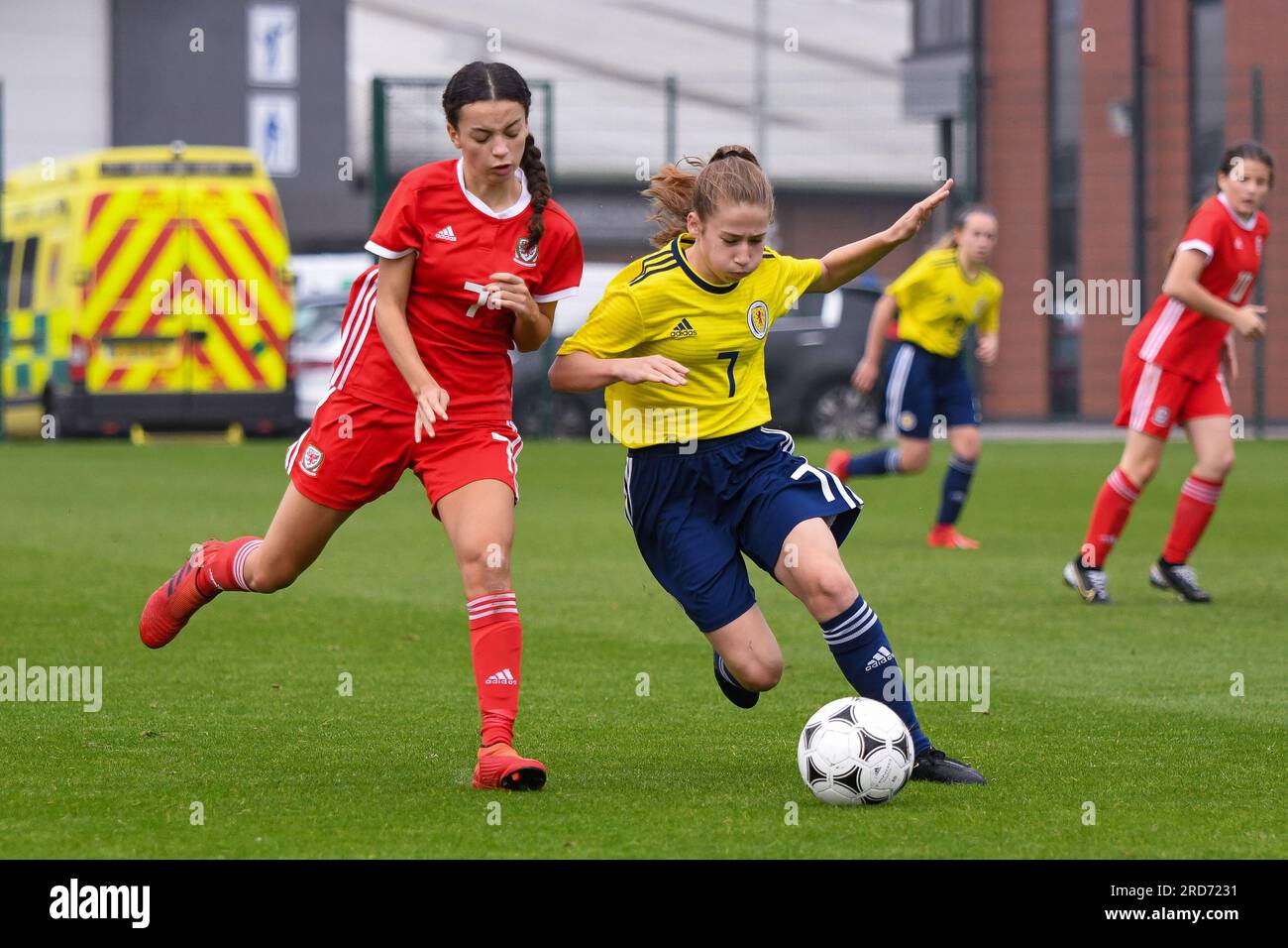 Newport, Galles. 23 ottobre 2019. Il scozzese Tiree Burchill trattiene la sfida di Faith Mulenga del Galles durante l'Under 15 Girls Friendly International match tra Galles e Scozia al Dragon Park di Newport, Galles, Regno Unito, il 23 ottobre 2019. Crediti: Duncan Thomas/Majestic Media. Foto Stock