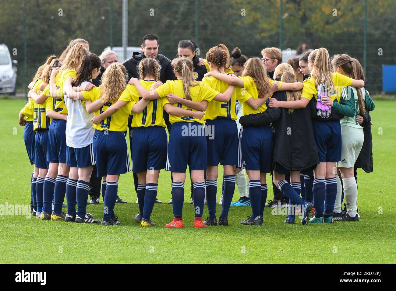 Newport, Galles. 23 ottobre 2019. La squadra scozzese in un huddle dopo l'Under 15 Girls Friendly International match tra Galles e Scozia al Dragon Park di Newport, Galles, Regno Unito, il 23 ottobre 2019. Crediti: Duncan Thomas/Majestic Media. Foto Stock
