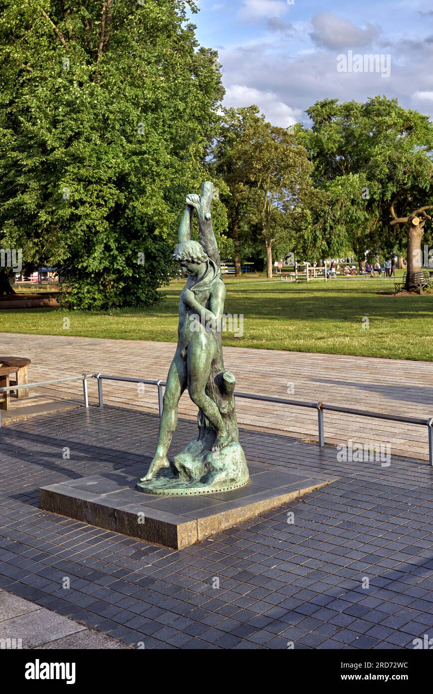 Stratford Upon Avon, statua. Statua di Hermaphroditus o "Gioventù al torrente". Bancroft Gardens, Waterside, Stratford Upon Avon, Inghilterra Regno Unito Foto Stock