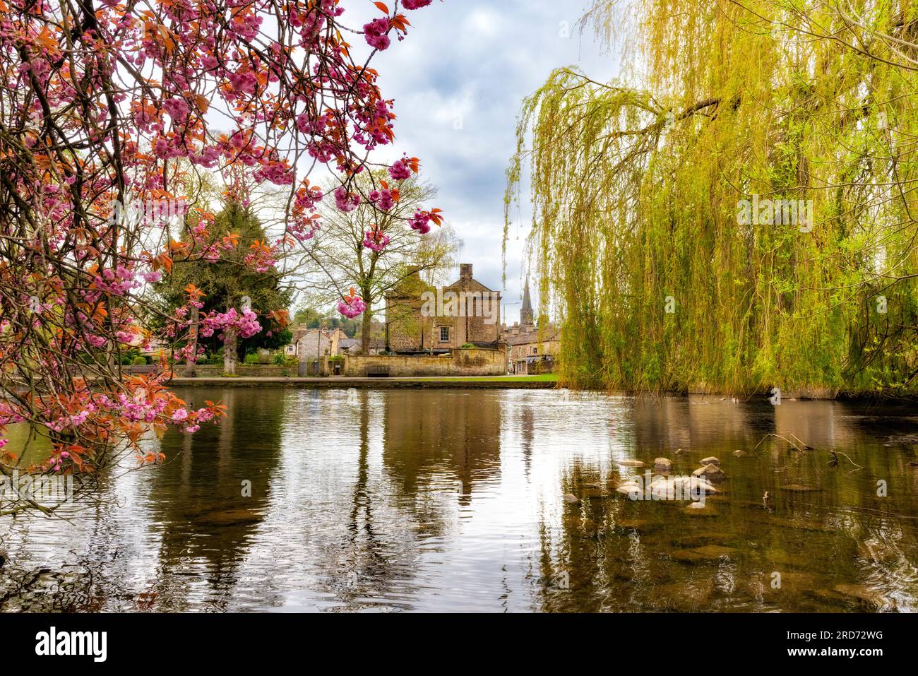 Una vista del fiume Wye nel Peak District Market Town di Bakewell nel Derbyshire. REGNO UNITO Foto Stock