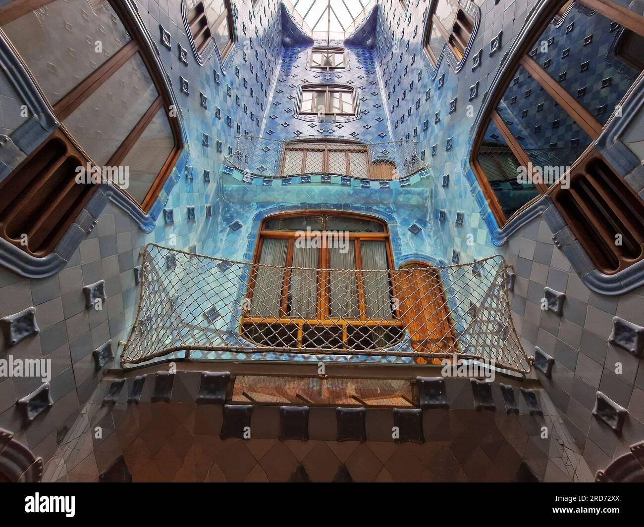 BARCELLONA, SPAGNA - 13 LUGLIO 2023: La casa Casa Batllo (interni) disegnata da Antoni Gaudi DETTAGLIO Foto Stock