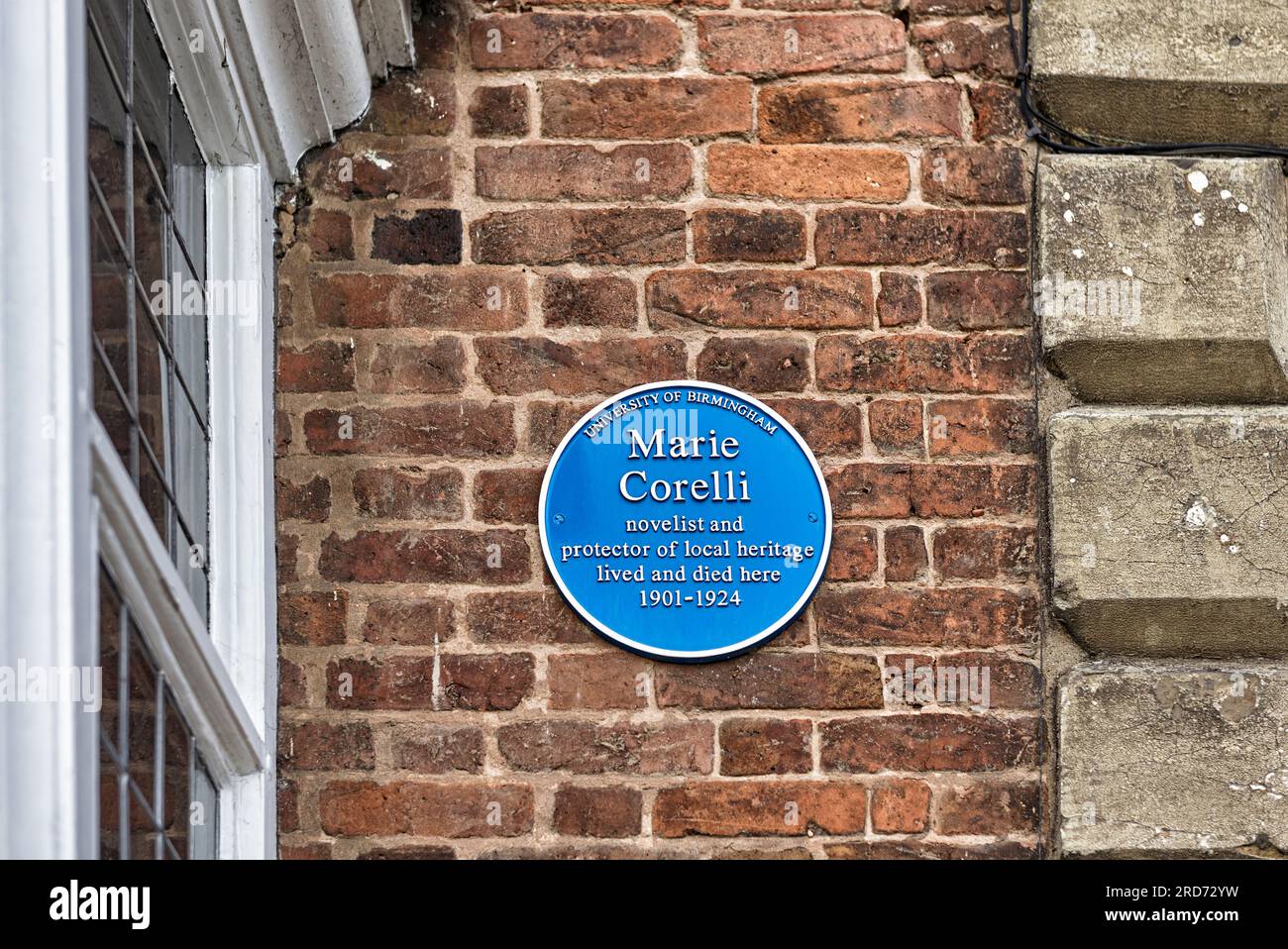 Targa blu commemorativa della scrittrice inglese Marie Corelli 1855 – 1924 nella sua ex casa Masons Croft Stratford Upon Avon, Inghilterra, Regno Unito. Foto Stock