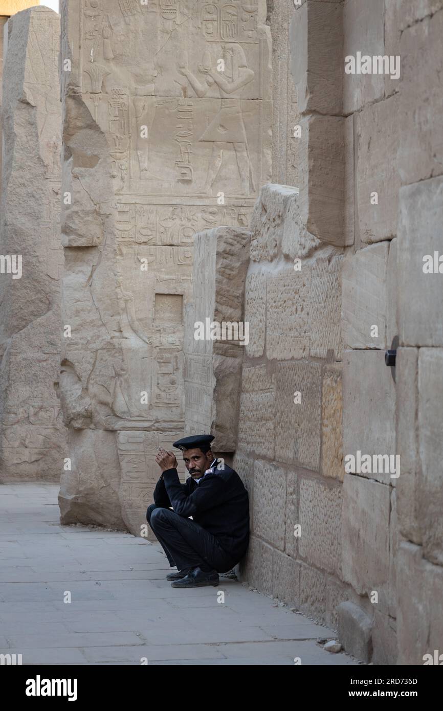 Guardia di sicurezza al Tempio di Karnak, Luxor. Foto Stock
