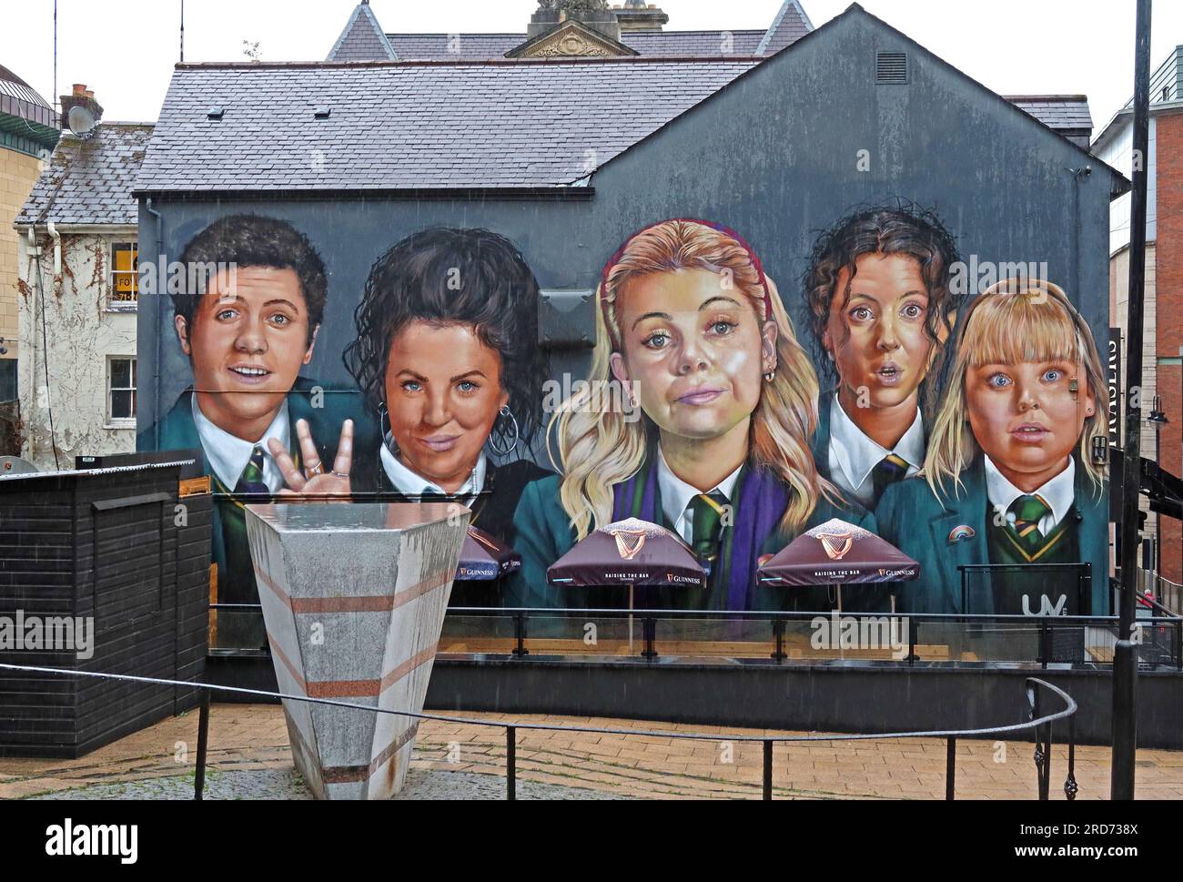 Il murale Derry Girls, Londonderry, città murata, 18 Orchard St, Derry, Londonderry, Ulster, Irlanda del Nord, Regno Unito, BT48 6EG Foto Stock