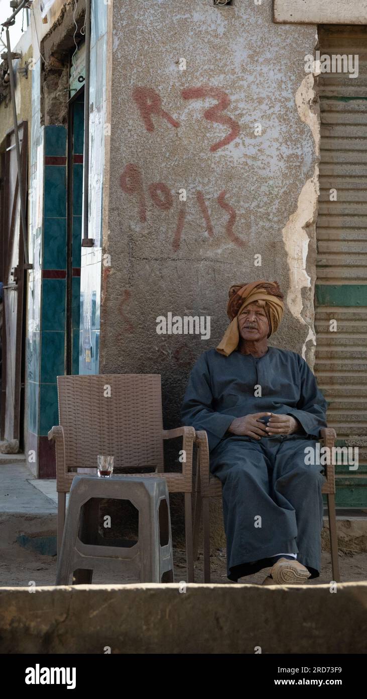 Uomo seduto fuori da un caffè in Egitto, Assuan Foto Stock