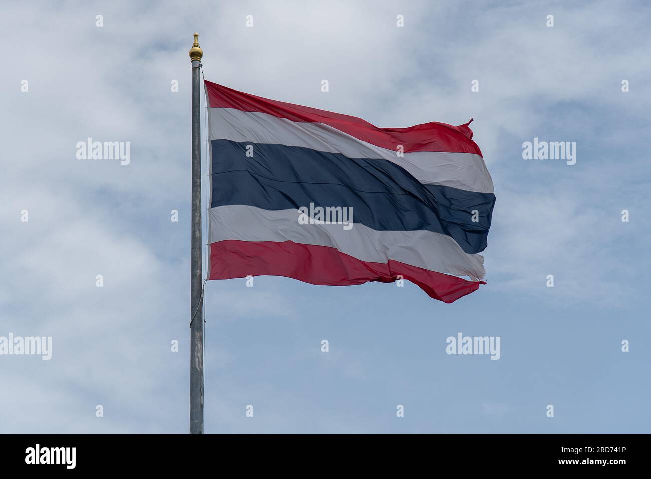 Bangkok, Thailandia. 19 luglio 2023. Bandiera nazionale della Thailandia vista sventolare durante la seconda votazione. La camera del parlamento thailandese sta tenendo un secondo voto per il prossimo primo ministro della Thailandia dopo che Pita Limjaroenrat, leader del partito in avanti e candidato al primo ministro non è riuscito nella prima votazione del 13 luglio 2023. Credito: SOPA Images Limited/Alamy Live News Foto Stock