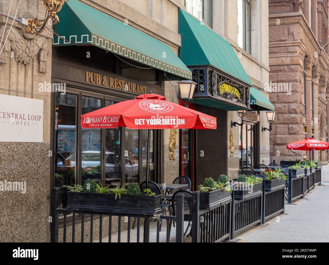 Ombrellone Red Patio all'esterno dell'Elephant & Castle Pub Restaurant nel centro di Chicago, USA, Pub in stile britannico in America Ombrello pubblicitario da patio Foto Stock